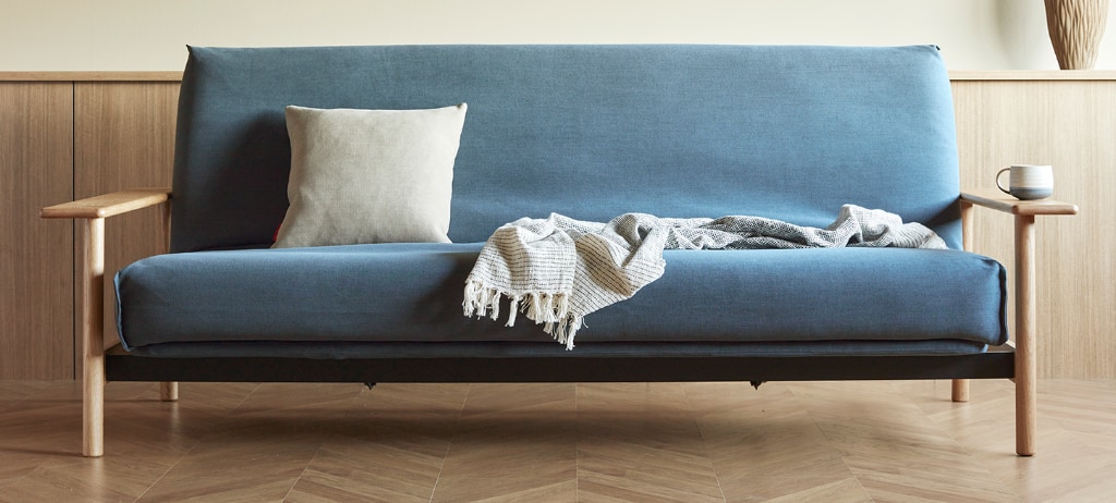 Balder bäddsoffa, klädd i tyg 573 Vivus Dusty Blue, som soffa
