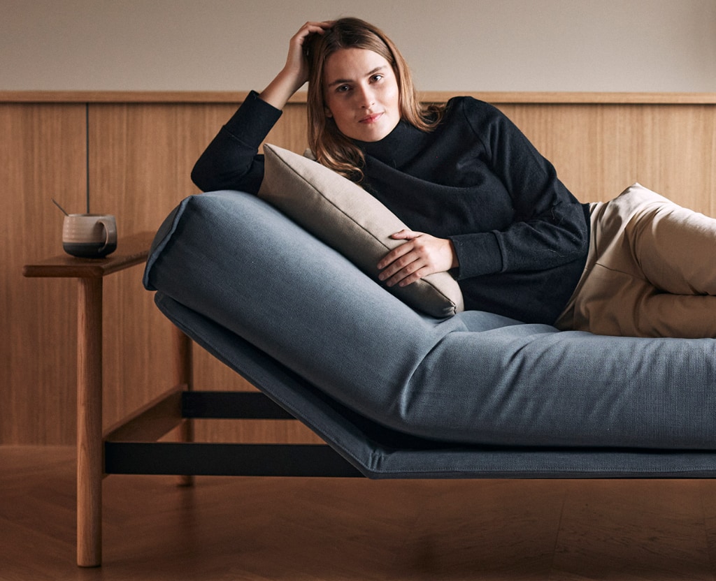 Balder bäddsoffa, klädd i tyg 573 Vivus Dusty Blue, som säng med höjd huvudände