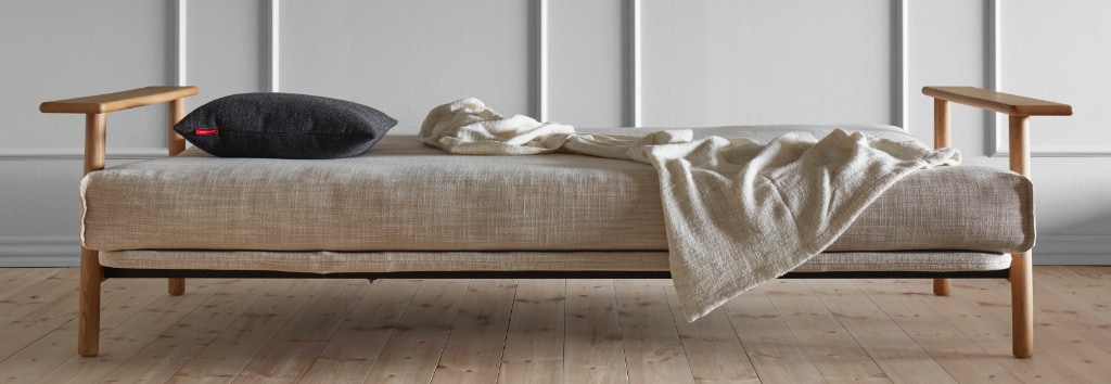 Balder bäddsoffa, klädd i tyg 612 Blida Sand Grey, som säng