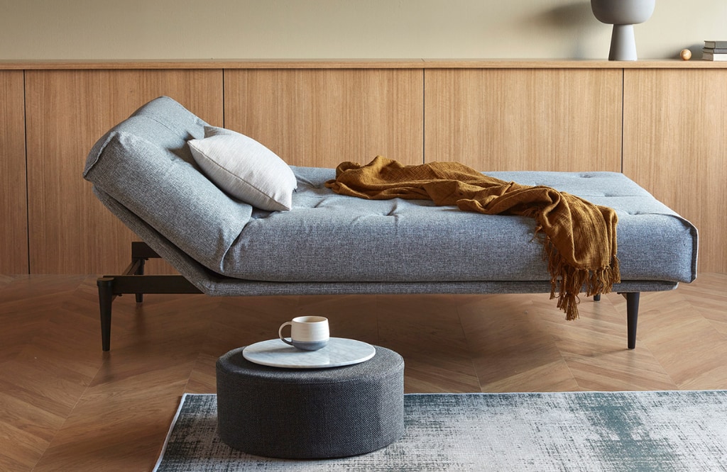 Colpus bäddsoffa, klädd i tyg 565 Twist Granite, som säng med höjd huvudände