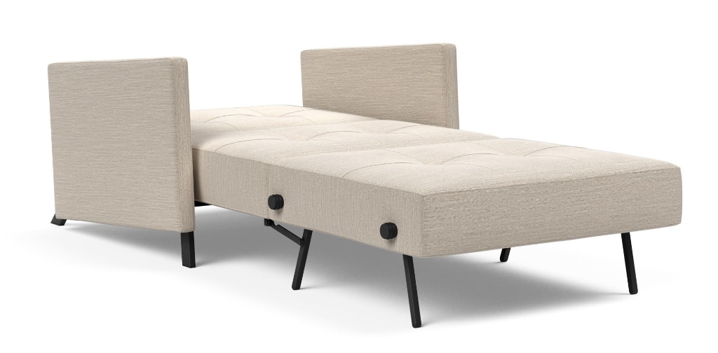 Cubed 90 bäddfåtölj med armstöd, klädd i tyg 612 Blida Sand Grey, som säng