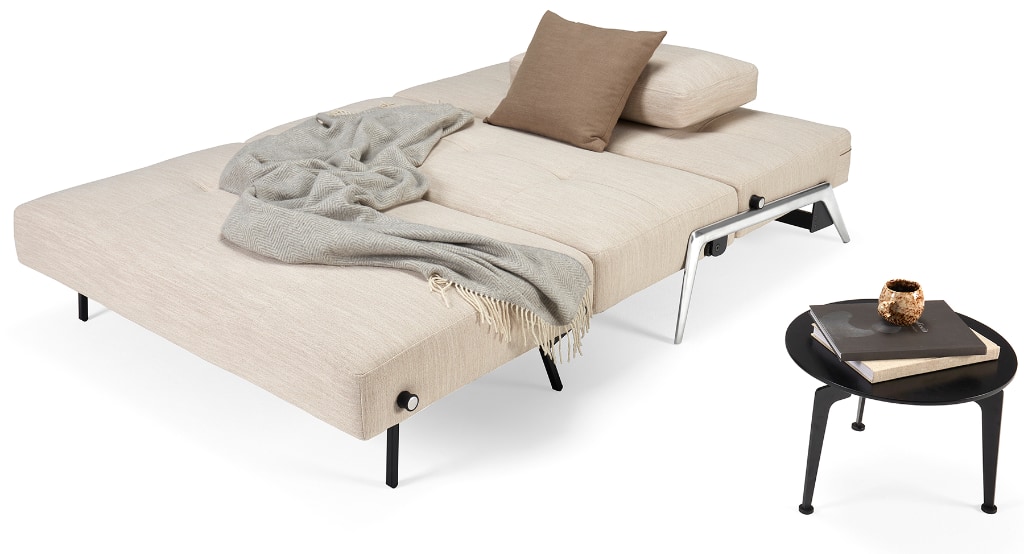 Cubed 140 Alu bäddsoffa, klädd i tyg 612 Blida Sand Grey, som säng