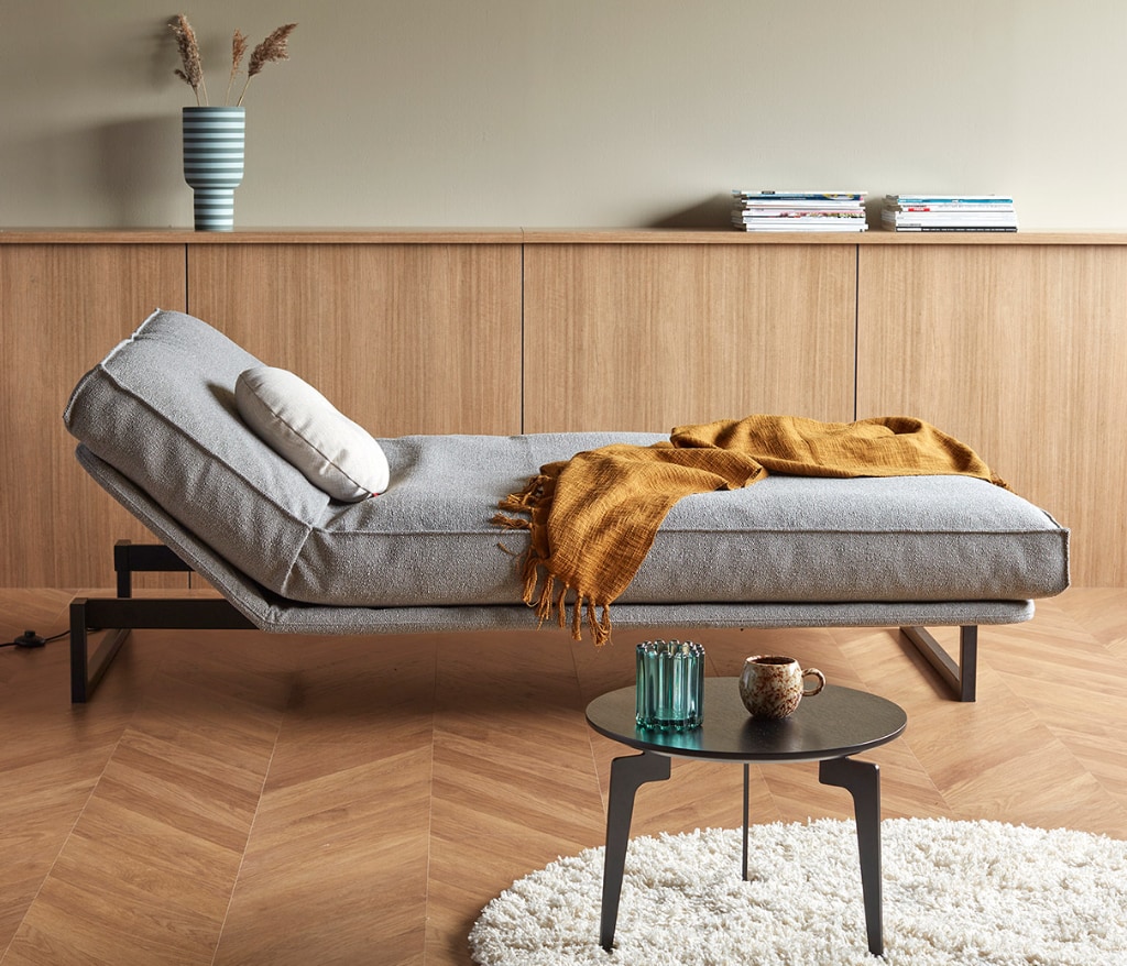 Fraction 120 bäddsoffa, klädd i tyg 533 Bouclé Ash Grey, som säng med höjd huvudände