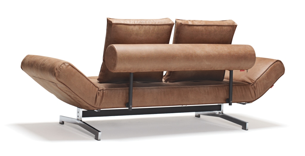 Ghia Chrome dagbädd, klädd i tyg 551 Faunal Brown, sedd bakifrån