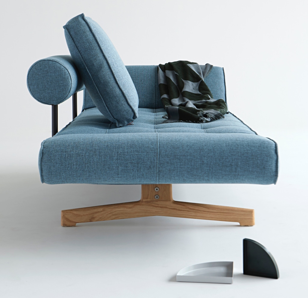 Ghia Wood dagbädd, klädd i tyg 525 Mixed Dance Light Blue, med höjd huvudände, sedd från sidan