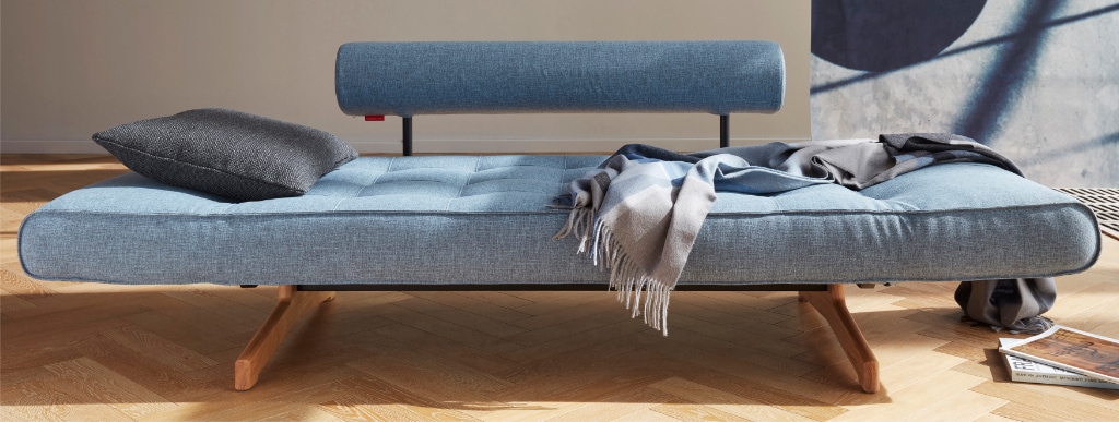 Ghia Wood dagbädd, klädd i tyg 525 Mixed Dance Light Blue, som säng