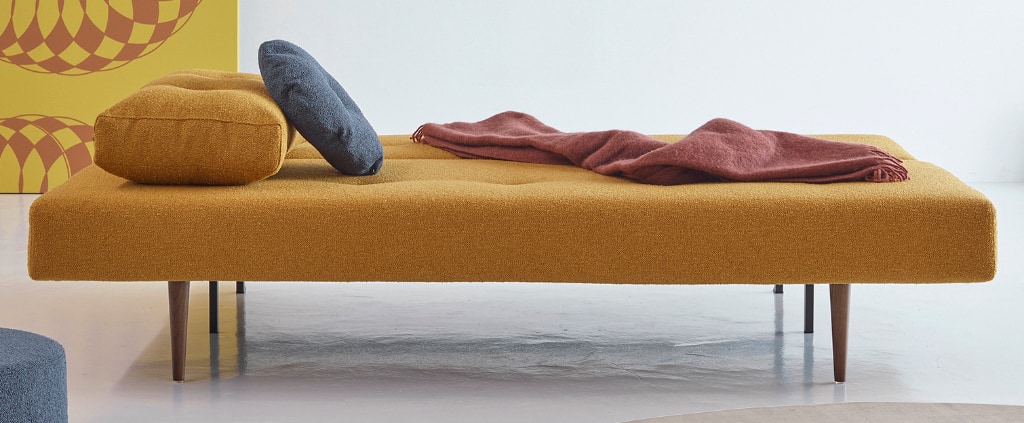 Recast bäddsoffa, klädd i tyg 536 Bouclé Ochre, som säng