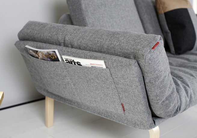 Rollo bäddsoffa med Bow ben, klädd i tyg 563 Twist Charcoal, med närbild på ramöverdragets sidficka