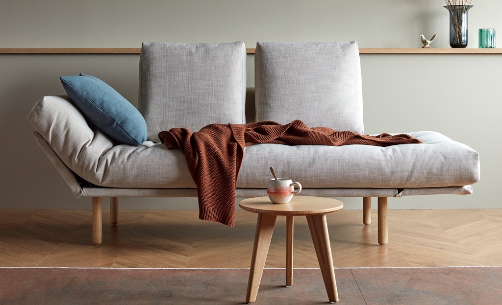 Rollo bäddsoffa med Stem ben, klädd i tyg 586 Phobos Latte, som schäslong med höjd ände