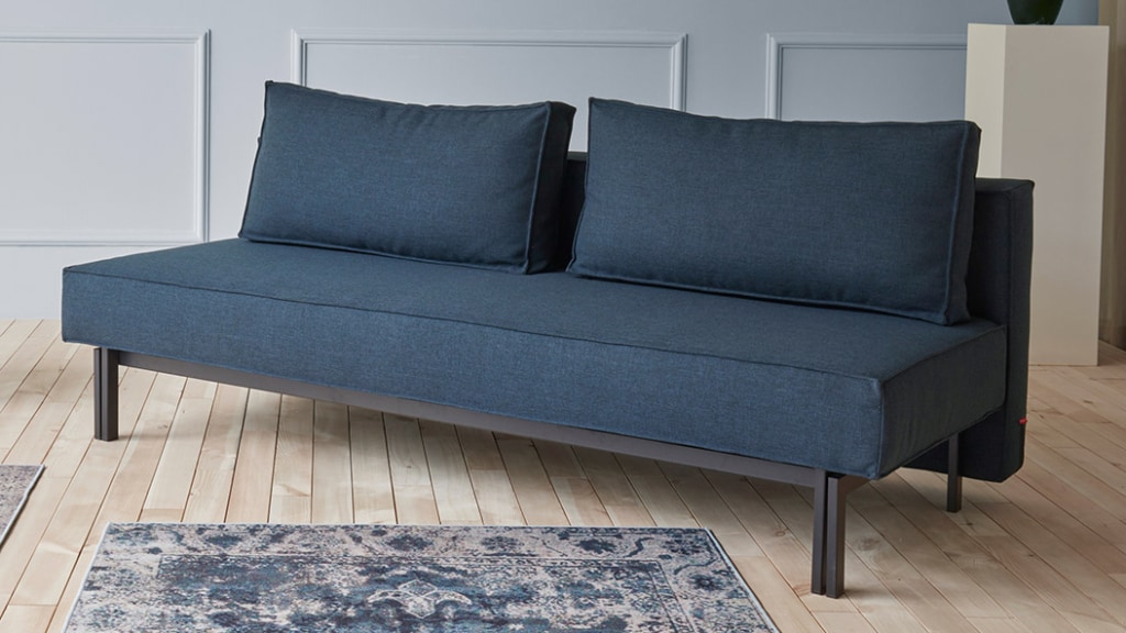 Sly bäddsoffa klädd i tyg 528 Mixed Dance Blue, som soffa