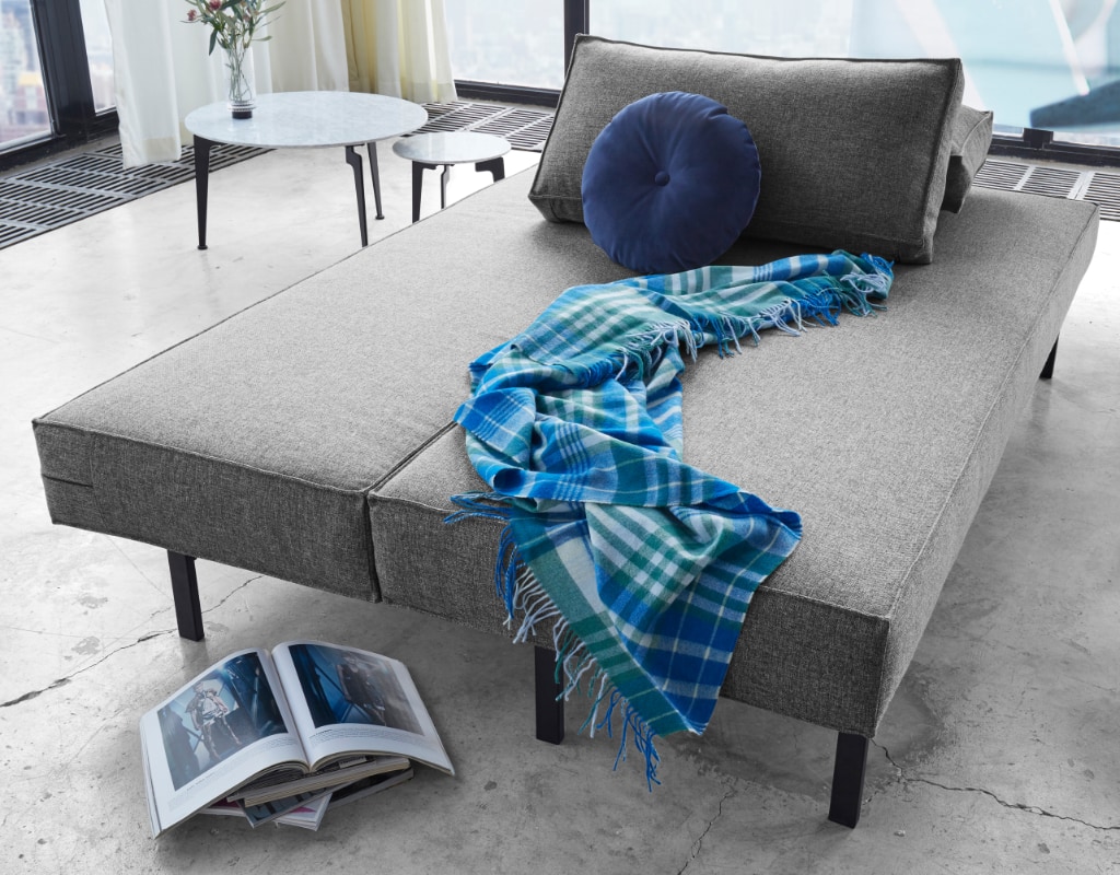Sly bäddsoffa klädd i tyg 563 Twist Charcoal, som säng
