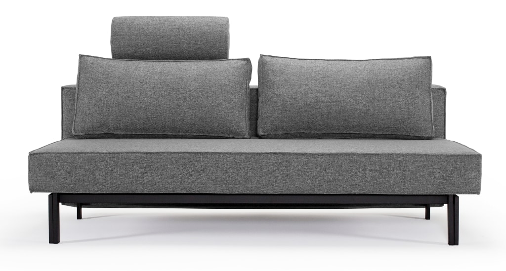 Sly bäddsoffa klädd i tyg 563 Twist Charcoal, som soffa med nackstödet Flip