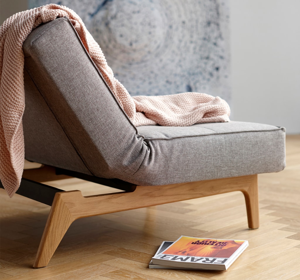 Splitback bäddsoffa, klädd i tyg 521 Mixed Dance Grey, med Eik ben av ekträ