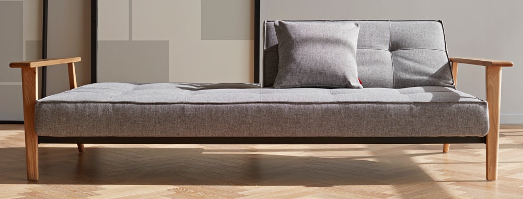 Splitback Frej bäddsoffa, klädd i tyg 521 Mixed Dance Grey, med ryggen delad