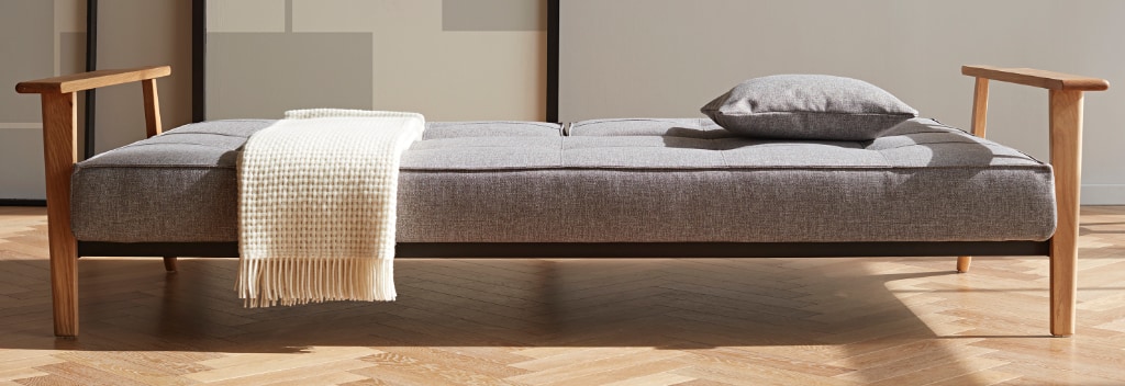 Splitback Frej bäddsoffa, klädd i tyg 521 Mixed Dance Grey, som säng