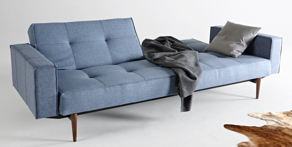 Splitback bäddsoffa med armstöd, klädd i tyg 525 Mixed Dance Light Blue