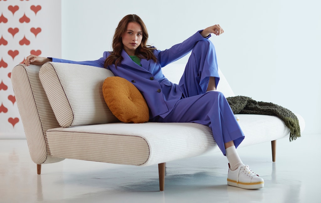 Unfurl Lounger bäddsoffa, klädd i tyg 594 Corduroy Ivory, som soffa