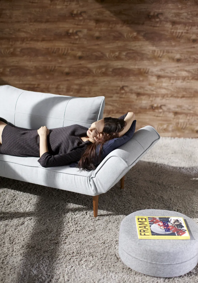 Zeal dagbädd, klädd i tyg 552 Soft Pacific Pearl, som schäslong med modell
