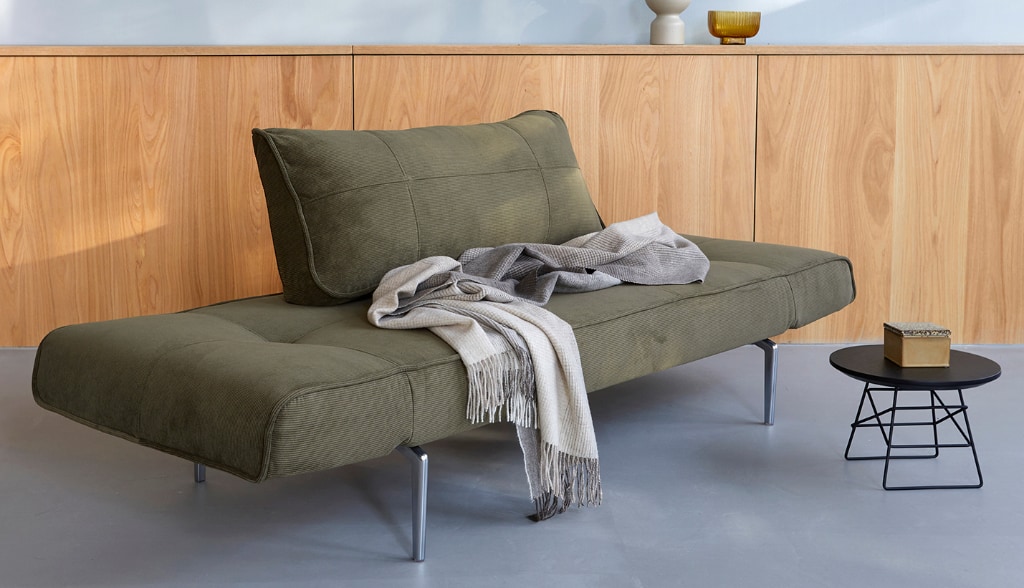 Zeal dagbädd med Straw ben, klädd i tyg 316 Cordufine Pine Green, som dagbädd