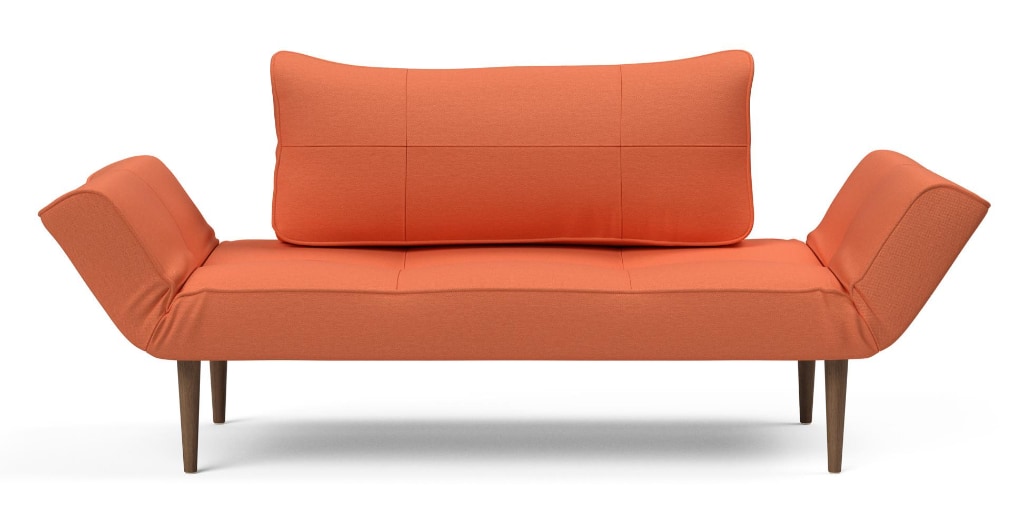 Zeal dagbädd med Styletto ben, klädd i tyg 581 Argus Rust, som soffa